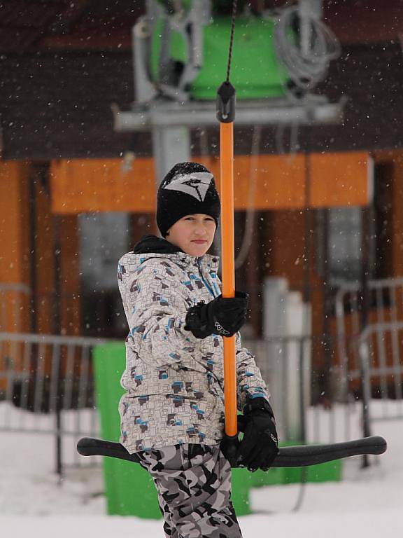 V Olešnici otevřeli sjezdovku. Na svahu se proháněli především snowboardisté.