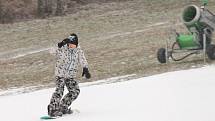 V Olešnici otevřeli sjezdovku. Na svahu se proháněli především snowboardisté.