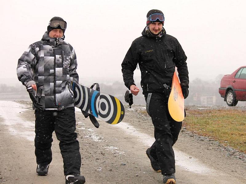 V Olešnici otevřeli sjezdovku. Na svahu se proháněli především snowboardisté.