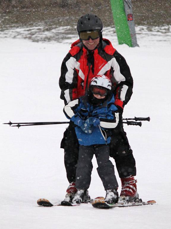 V Olešnici otevřeli sjezdovku. Na svahu se proháněli především snowboardisté.