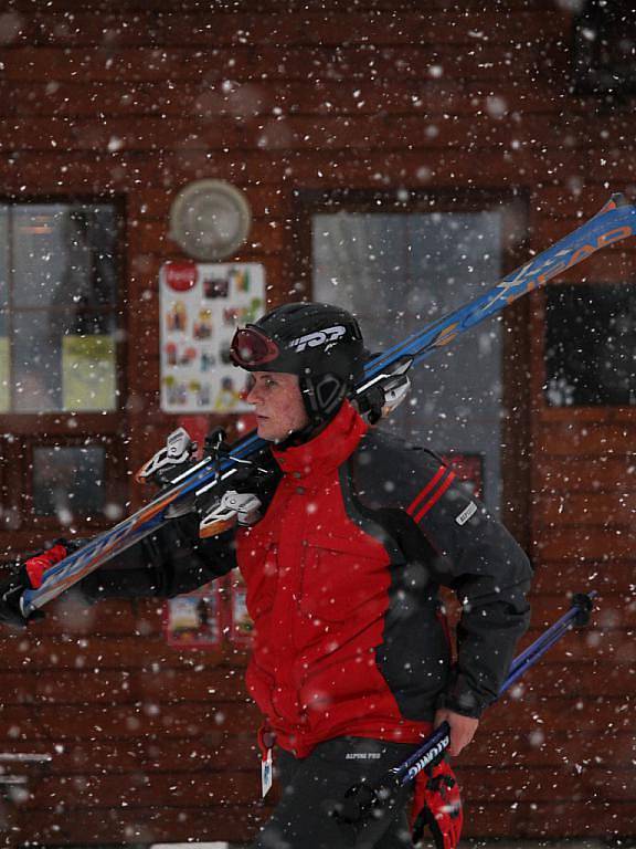 V Olešnici otevřeli sjezdovku. Na svahu se proháněli především snowboardisté.