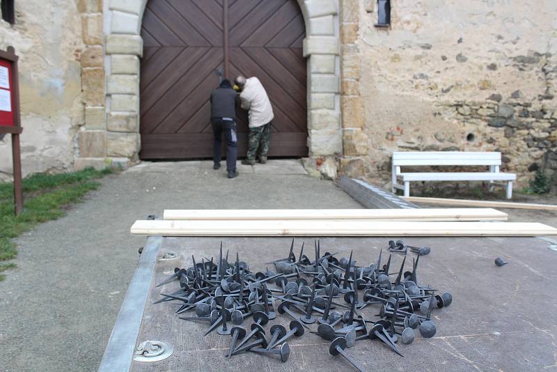 Restaurátoři osadili nová vstupní vrata na hradě v Boskovicích.