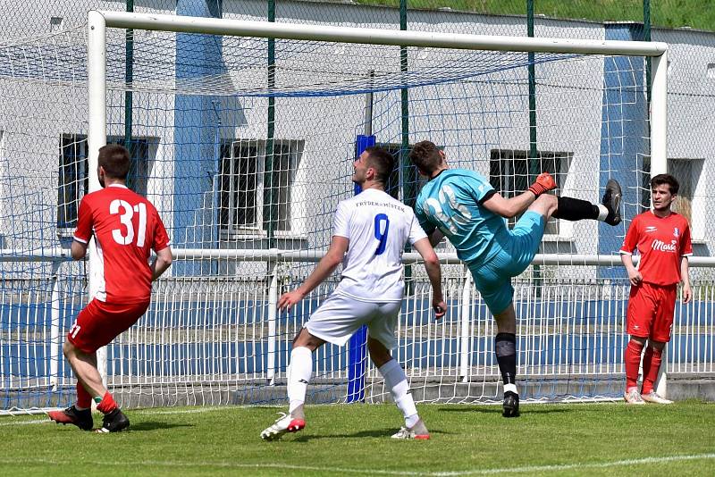 Blanenští fotbalisté (v červeném) podlehli Frýdku-Místku na jeho hřišti 2:4.