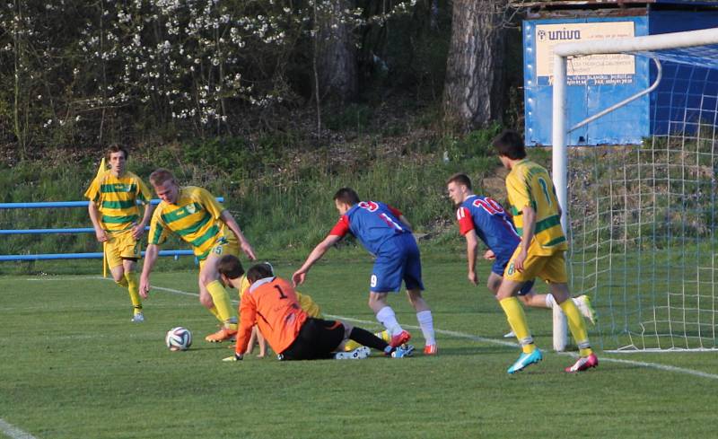 Fotbalisté Blanska (v modrém) porazili Mutěnice 4:1.