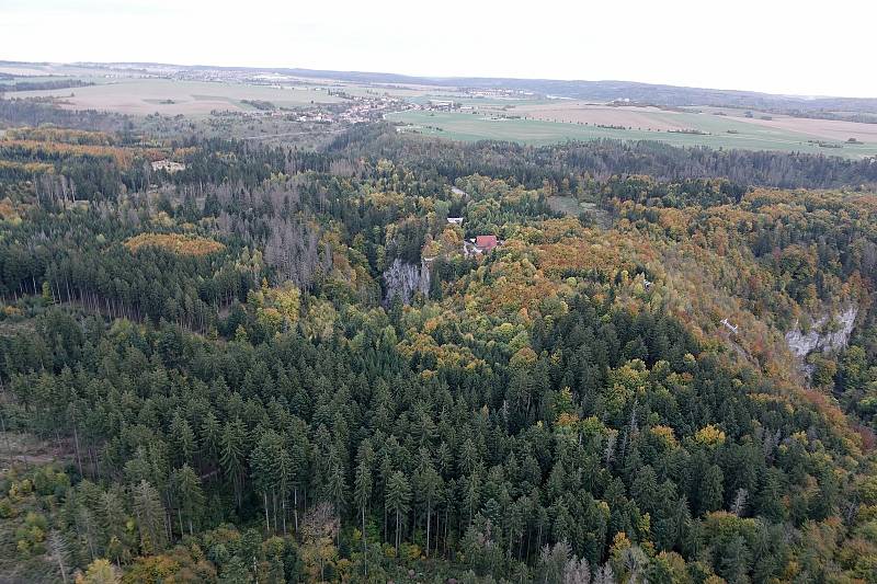 Ve vzduchu potkal motorový paraglidista Petr Buchta z Adamova horkovzdušný balon a vyfotografoval Macochu.