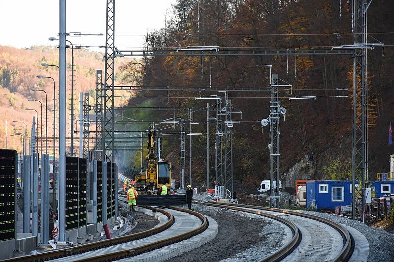 Rekonstrukce železničního koridoru mezi Brnem a Blanskem pokračuje podle plánu. Vlaky tam začnou po roční výluce opět jezdit od 11. prosince. Na snímku okolí vlakové zastávky v Adamově.
