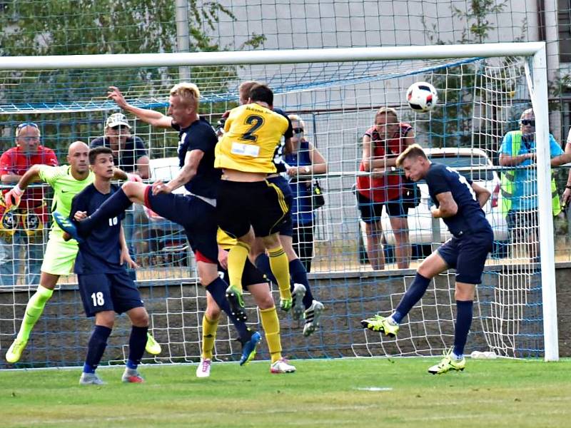 V utkání 3. kola divizní skupiny D porazil FK Blansko (modré dresy) Slovan Rosice vysoko 4:0.