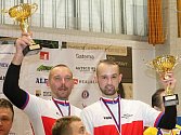 Takto v říjnu mávali svým fanouškům ze stupňů vítězů domácího šampionátu. V březnu možná budou Jiří Hrdlička starší (vlevo) a mladší hrát proti sobě. 