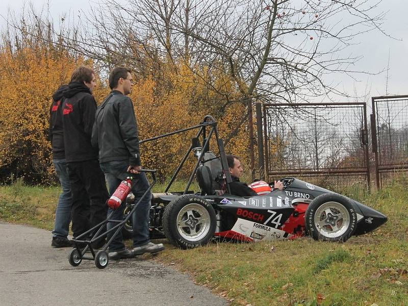 DRAGON II. Studenti VUT Brno soutěží s formulí v projektu Formule student. Už postavili dva prototypy závodních strojů. Formuli Dragon II předvedli v Jedovnicích. Letos s ní odjeli tři závody.