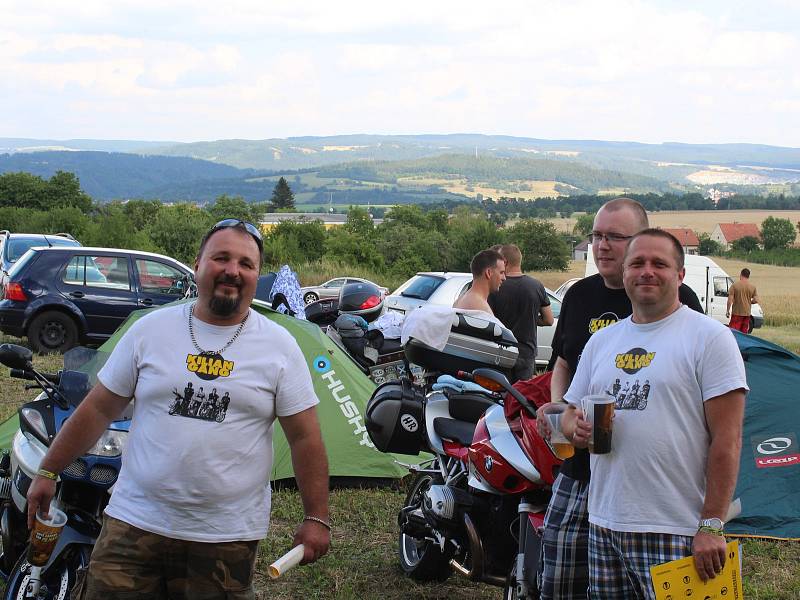 Na Motosrazu ve Voděradech se lidé pobavili a pomohli dětem.