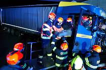 Vážnou nehodou skončila noční jízda nákladního auta po silnici I/43 u Svitávky.