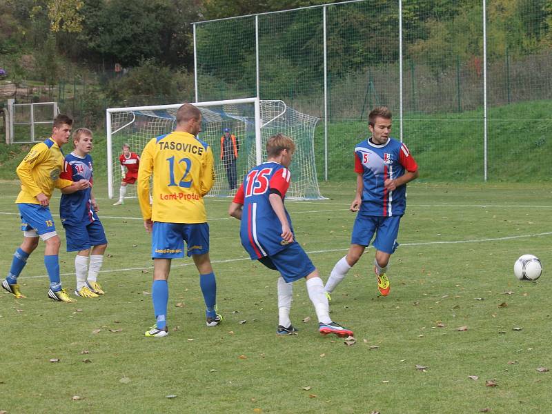 Fotbalisté Blanska porazili Tasovice (ve žlutém) 3:1.