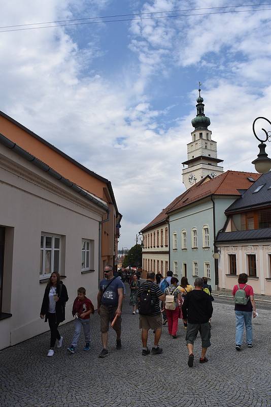 V sobotu a v neděli ovládly Boskovice tradiční Husí slavnosti. S pořadovým číslem osmnáct. Příchozí si pochutnali nejen na lahodných pečínkách. Na pódiu na Masarykově náměstí a také v letním kině pak pořadatelé připravili sérii koncertů. Vystoupil napříkl