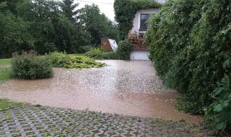 Bouře v Drnovicích na Blanensku. Hasiči odčerpávali vodu ze zatopeného domu.