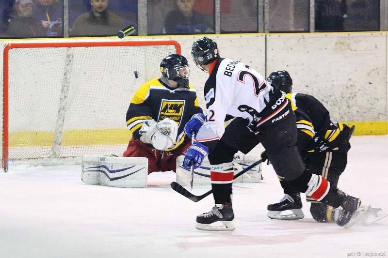 Ve čtvrtfinále krajské hokejové ligy porazila Minerva Boskovice (bílé dresy) HK Kroměříž 5:4 v prodloužení a 5:1 a postupuje do semifinále soutěže.