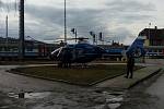 Vrtulník záchranářů letěl ve čtvrtek po druhé odpoledne do Rájce-Jestřebí. Při manipulaci s vagónem se tam vážně zranil muž.