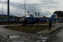Vrtulník záchranářů letěl ve čtvrtek po druhé odpoledne do Rájce-Jestřebí. Při manipulaci s vagónem se tam vážně zranil muž.