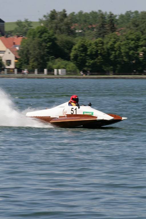 Na jedovnickém rybníku Olšovec se o víkendu jel úvodní závod mistrovství Evropy motorových člunů.