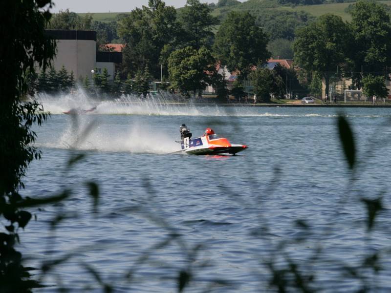 Na jedovnickém rybníku Olšovec se o víkendu jel úvodní závod mistrovství Evropy motorových člunů.