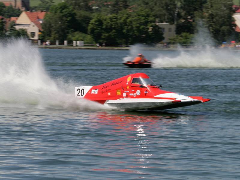 Na jedovnickém rybníku Olšovec se o víkendu jel úvodní závod mistrovství Evropy motorových člunů.