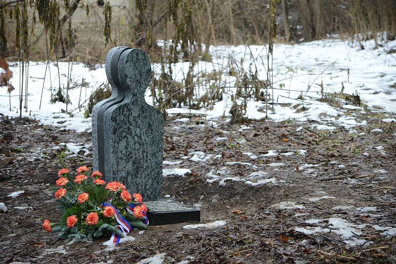 Pomník stojí na takzvané Oříškové louce v Babicích nad Svitavou na Brněnsku.