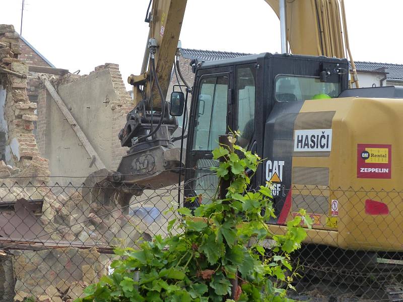 Demolice v Hruškách.