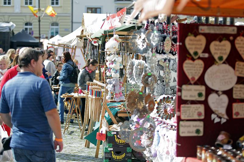 Tradiční burčákové slavnosti tepají tento víkend v Hustopečích. Slavnost dobrého jídla a pití v sobě nezapře velkou dávku humoru a nadsázky.