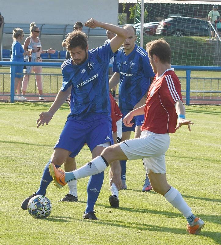 Fotbalisté Lednice (v červených dresech) porazili 3:0 Valtice a tři kola před koncem sezony oslavili postup do krajského přeboru.