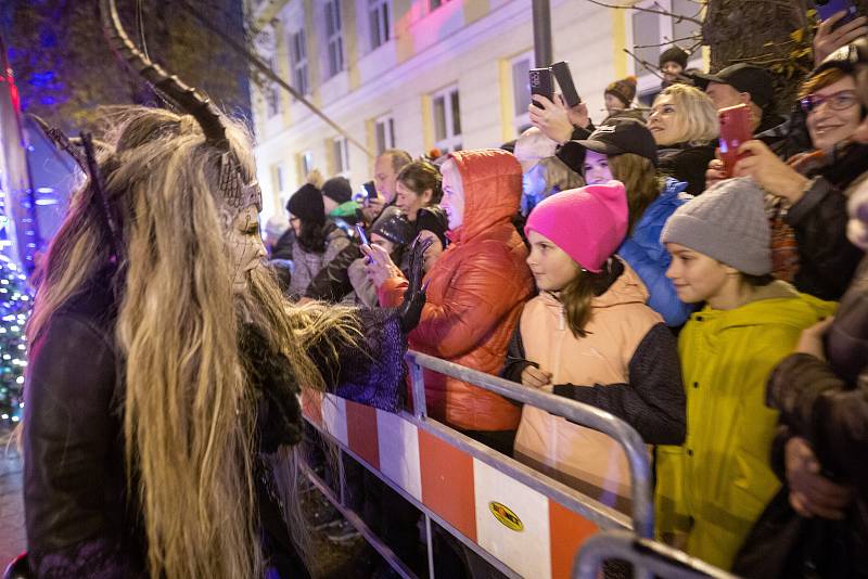 Děti  v centru Břeclavi si užily Mikulášskou metelici.