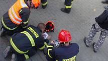 V Perné došlo v jednom z tamních stavení k explozi. Záchranáři odvezli do nemocnice dva popálené muže.