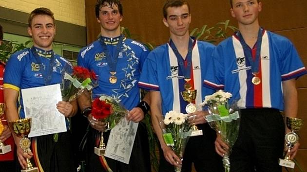 Česká dvojice (vpravo) obsadila na evropském šampionátu juniorů broznové příčky.
