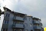 Bouřka v Břeclavi utrhla střechu bytovce.