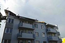 Bouřka v Břeclavi utrhla střechu bytovce.