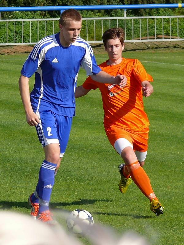 Ledničtí fotbalisté (v oranžovém) se s fanoušky rozloučili stylově. Výhrou 6:0.