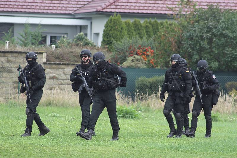 Republikoví policisté představili v pátek veřejnosti svou techniku, nechyběla ani ukázka práce zásahové jednotky. Zájemci si mohli vyzkoušet také fyzické testy. Při akci Policista na zkoušku.