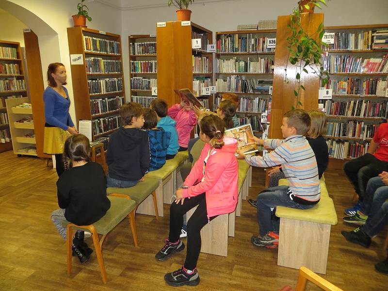 Třeťáci se přišli podívat do velkopavlovické knihovny.