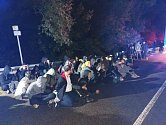 U bývalého přechodu Lanžhot-Stará cesta objevili policisté v jediném nákladním automobilu rovnou sedmdesát migrantů.