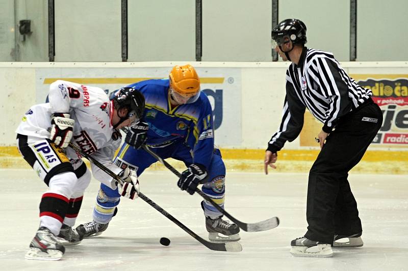 Břeclavští hokejisté (v modrém) si doma vyšlápli na brněnskou Techniku.