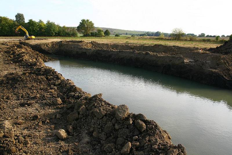 Pavlovský rybník je po dvou stech letech opět naplněný vodou.