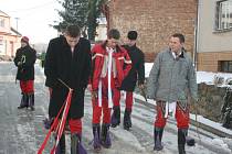 Chlapci z lanžhotské chasy chodí na velikonční pomlázku v tradičních krojích.