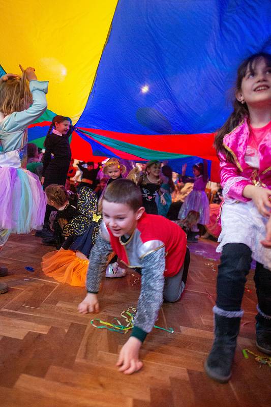 Děti z Charvátské Nové Vsi si v sokolovně užily maškarní karneval.