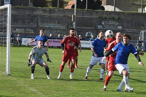 Fotbalisté Kyjova (v modrém) vyhráli v Moravské Nové Vsi.