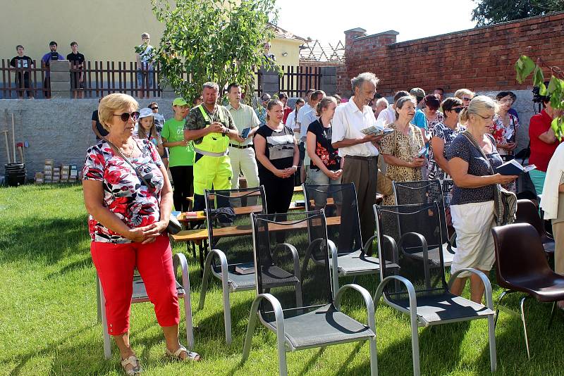 Tradiční nedělní mše se tentokrát uskutečnila v Moravské Nové Vsi pod širým nebem. Kostel je poničený po čtvrtečním tornádu.