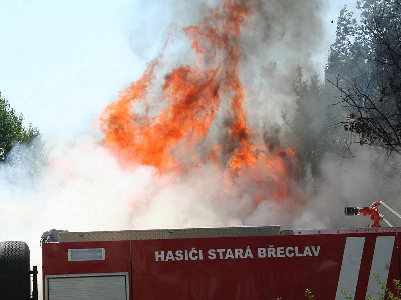 Požár stavební buňky u břeclavské nemocnice