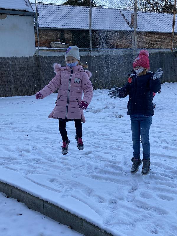 Hustopečští prvňáci si užili tělocvik ve sněhu. Foto: Vladimíra Mačková