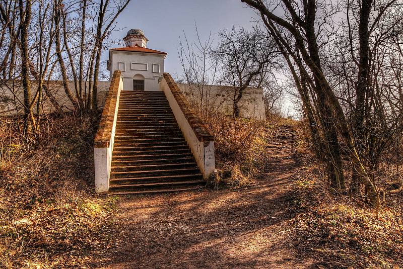 Dominantou města Mikulov je zámek. Při dobrém počasí je na něj krásný výhled ze Svatého kopečku.