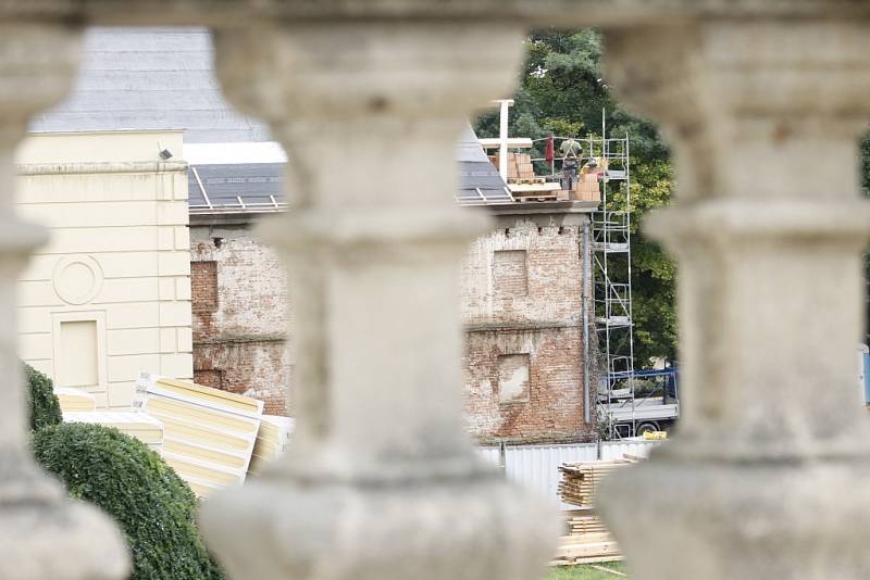 Valtické barokní divadlo se ve druhé polovině dvacátého století proměnilo v garáž pro zemědělské stroje. Národní památkový ústav je nyní obnovuje. Stavebníci pracují na střeše.