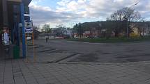 Na autobusovém nádraží v Hustopečích bylo od rána prázdno. Lidé, kteří jeli směrem na Břeclav či Brno, zamířili na vlak. Tamní lokálka nijak přeplněná nebyla.