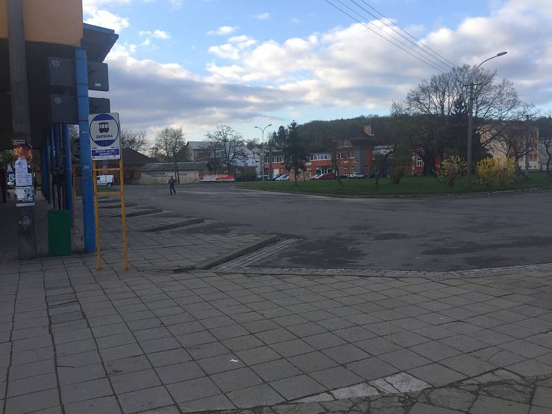 Na autobusovém nádraží v Hustopečích bylo od rána prázdno. Lidé, kteří jeli směrem na Břeclav či Brno, zamířili na vlak. Tamní lokálka nijak přeplněná nebyla.