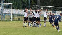 Fotbalisté Břeclavi (v modrých dresech) porazili Havlíčkův Brod 1:0.